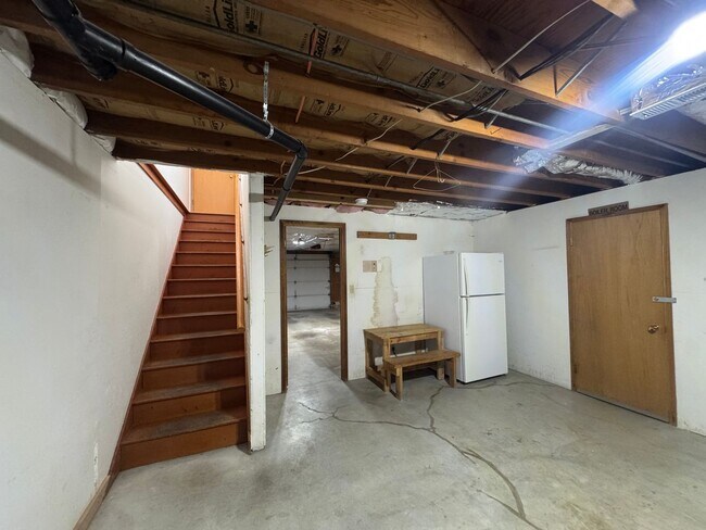 Building Photo - Stunning Three Bedroom With Amazing Views!