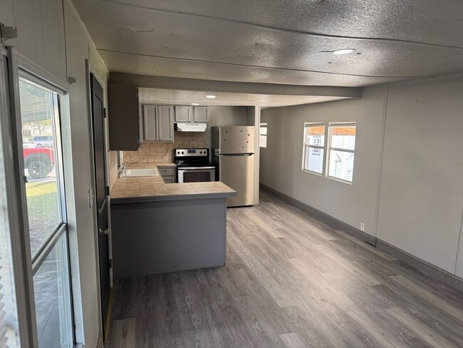 Building Photo - **3/1 Manufactured Home in Charlin Parkway area with large fenced yard**