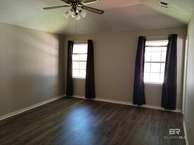 Building Photo - 459 Ridgewood Dr