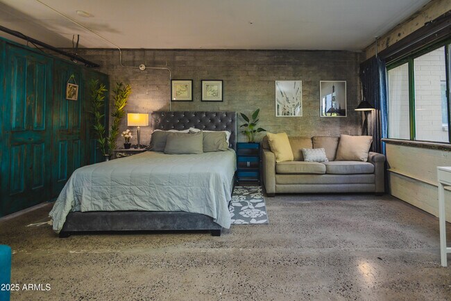 Building Photo - 353 E Thomas Rd