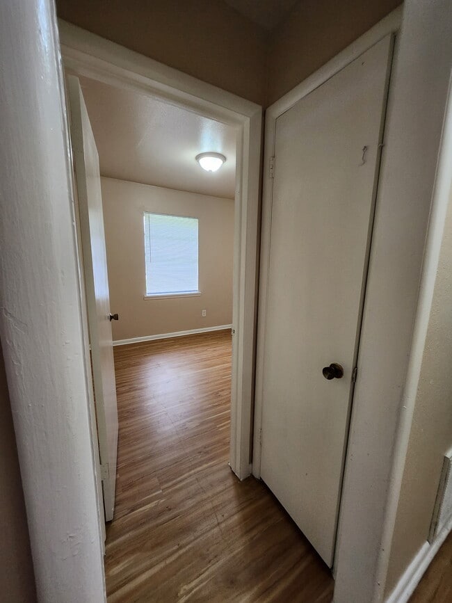 Building Photo - 729 Hedge Dr