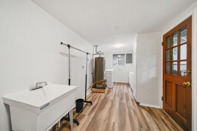Building Photo - 2019 N Thompson St