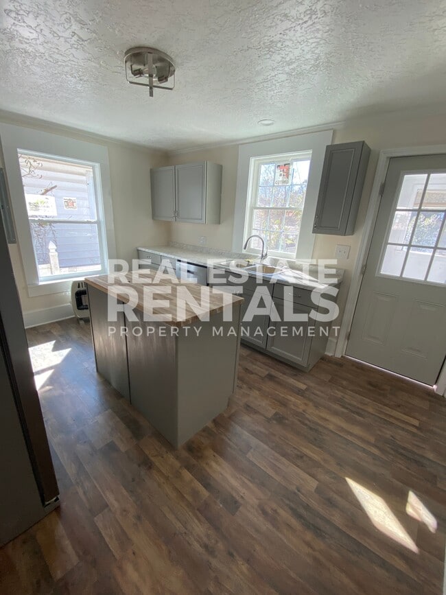 Building Photo - 502 5th Ave NW