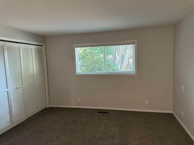 Building Photo - Updated 2 bedroom 2 bath duplex with garag...