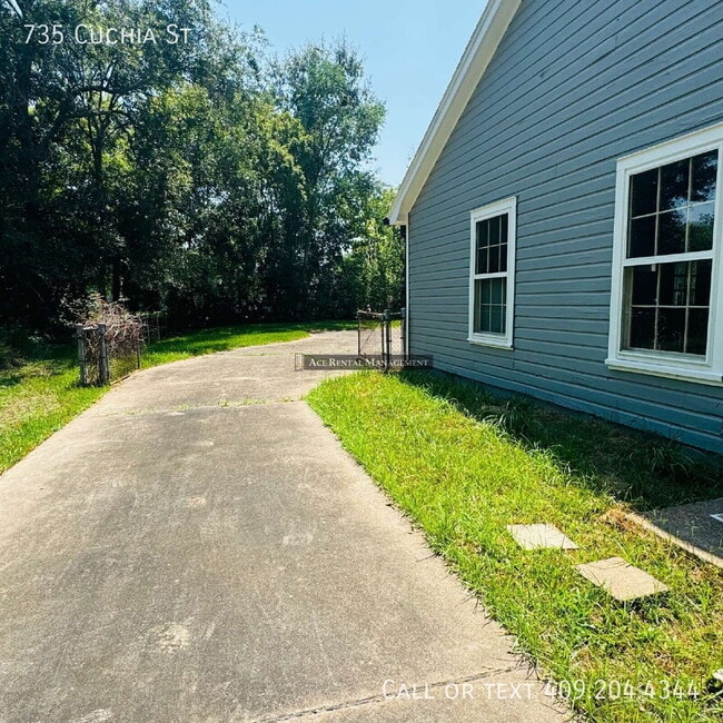 Building Photo - 735 Cuchia St