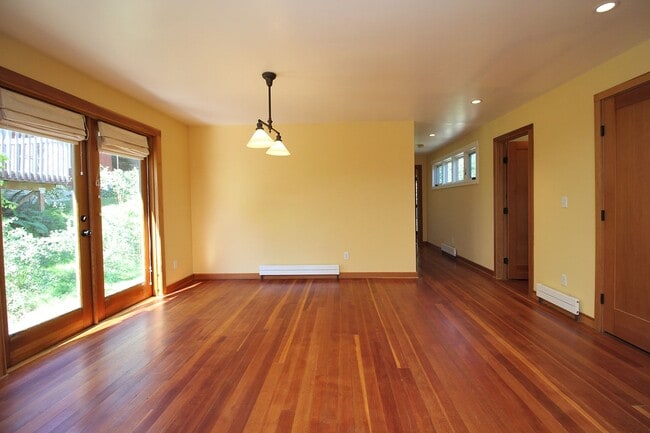 Building Photo - Beautifully Remodeled 2 Bedroom Collins View Cottage