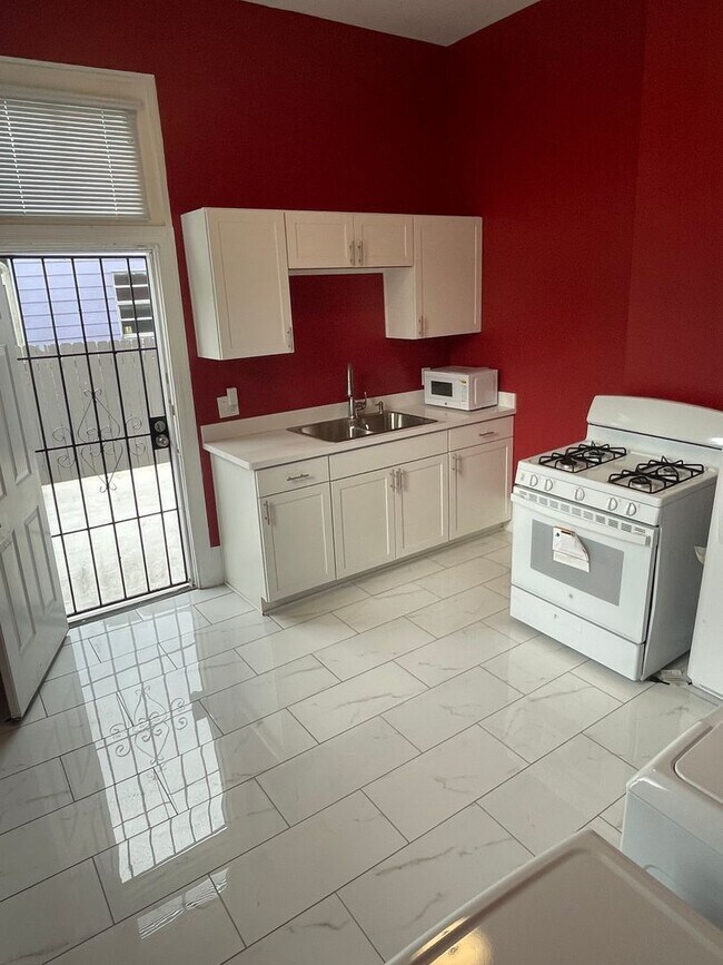Building Photo - Spacious 1BD/1BA Shotgun 2 Blocks of Esplanade Ave