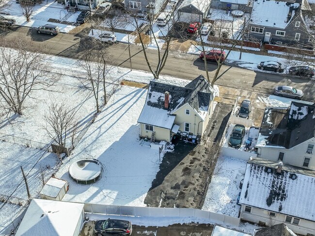 Building Photo - 552 Simms St