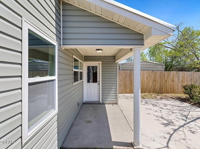 Building Photo - Beautifully Renovated 3B/2Bth Townhome