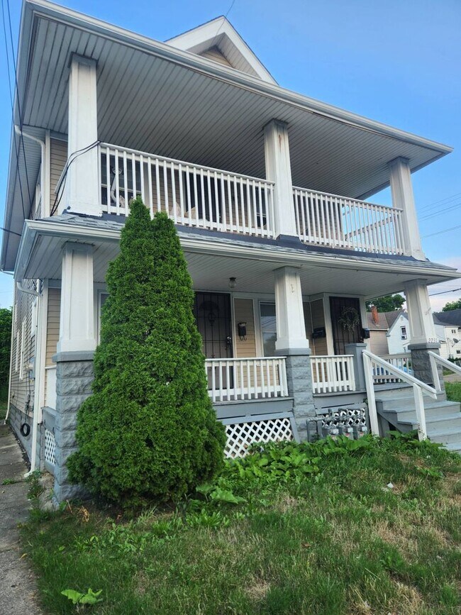 Building Photo - 2231 W 104th St