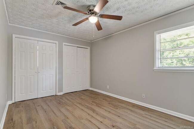 Building Photo - 1301 Beaumont Dr