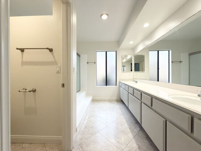 Building Photo - Centrally Located Single Level in Oceanside!