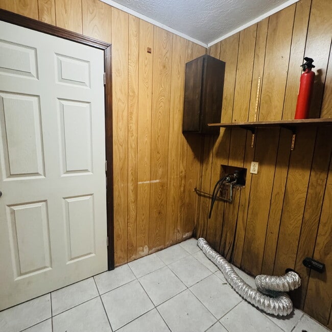 Building Photo - Spacious 3 Bedroom, 2.5 Bathroom Townhome in West End Beaumont