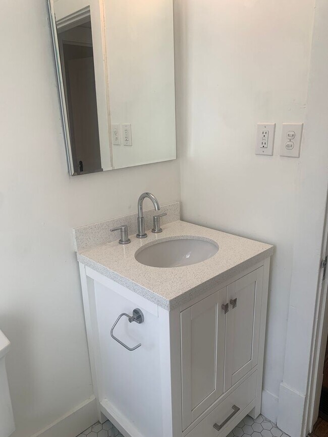 Building Photo - GREAT LOCATION!  Charming Crescent Hill Home - 2 bedroom/1 bathroom single family home