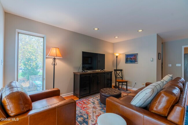 Building Photo - 28 White St