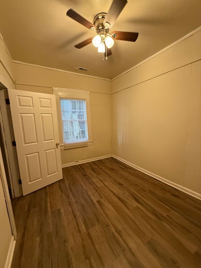 Building Photo - DOWNTOWN WILMINGTON - 3 Bedroom & 1 Bath -...