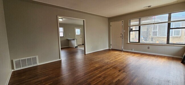 Building Photo - 1136 Akron St