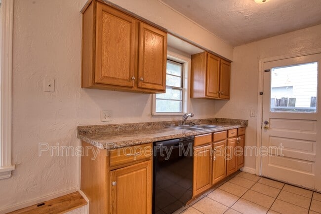 Building Photo - 3004 Somerset Pl