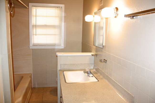 Building Photo - House Located Minutes From Schools, Restau...