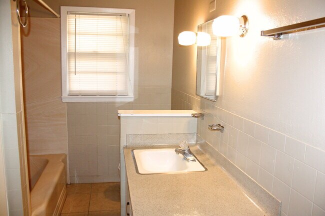 Building Photo - House Located Minutes From Schools, Restaurants & Shopping Mall!