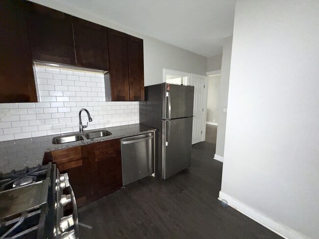 Building Photo - 3355 W Sunnyside Ave