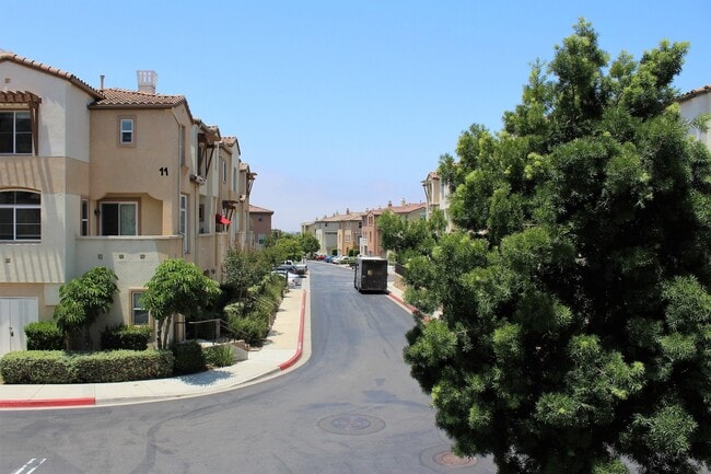 Building Photo - 3 bed 3 bath by Cal Sate!