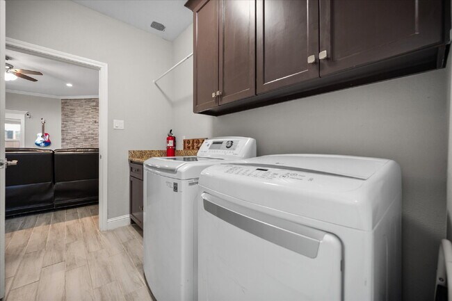 Building Photo - Stunning 3-bedroom, 2-bathroom home on an ...