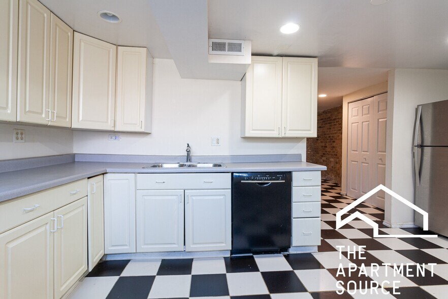 Building Photo - 826 W Dakin St