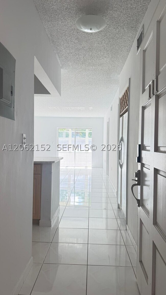 Building Photo - 120 Royal Palm Rd
