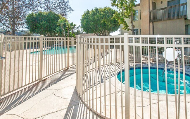 Building Photo - Lovely upstairs 2 bedroom Condo with Modern upgrades in Oceanside