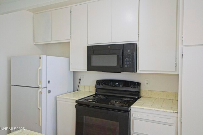 Building Photo - 664 Oakwood Dr