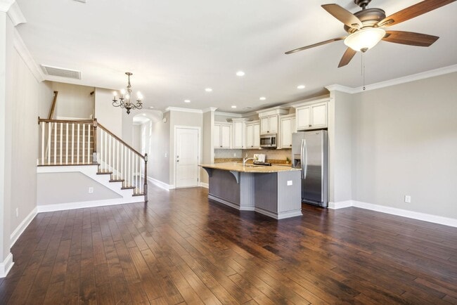 Building Photo - 3 BR/2.5 BA Luxury Townhome