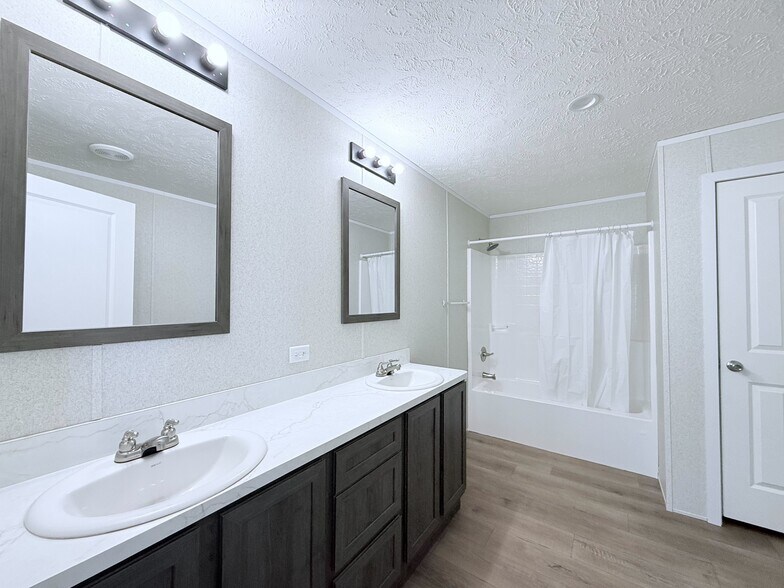 Building Photo - 29652 Cambridge Ct