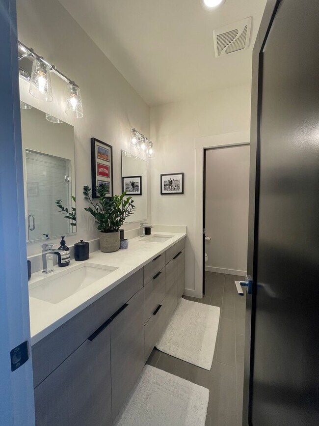 Building Photo - Modern 2BR + Office Townhome with Rooftop Deck in Prime Sunnyside/Highlands Location