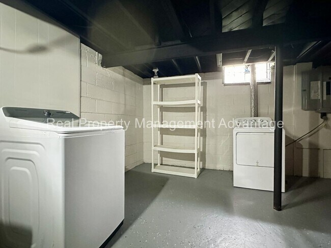 Building Photo - Mid-Century 3 Bed/2 Bath Ranch Near Downto...