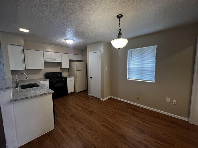 Building Photo - 9806 Roxanna Dr
