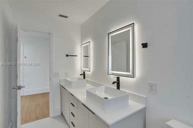 Building Photo - 852 Heritage Dr