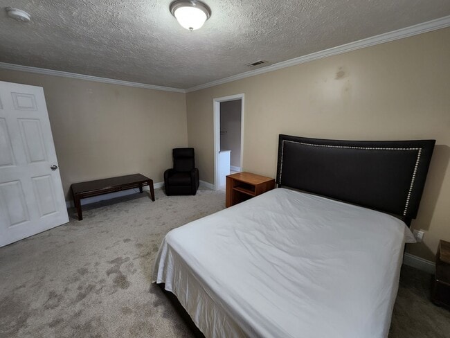 Building Photo - Staycation near everything Fayetteville