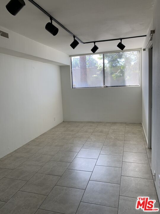 Building Photo - 3675 Keystone Av