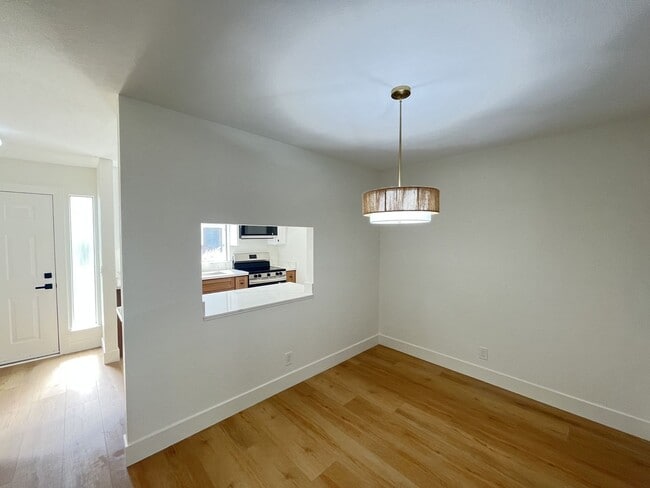 Building Photo - Newly renovated Townhome Grove Heights 1.5...