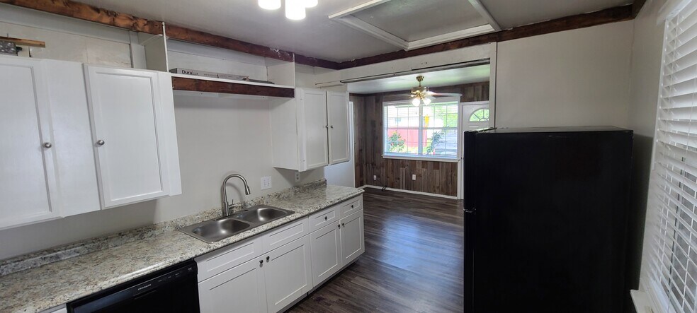 Building Photo - 8434 Garland St