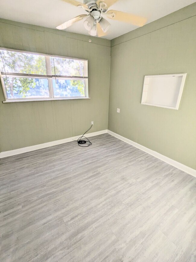 Building Photo - 3 bedroom, 1.5 bath, Garage