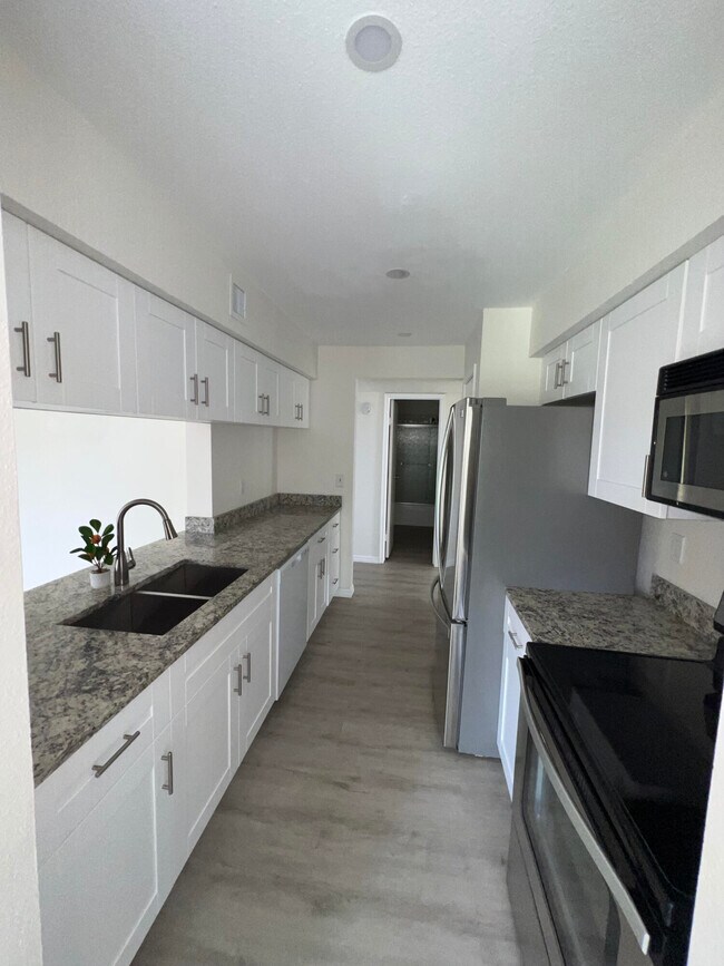 Building Photo - 899 Riverside Dr