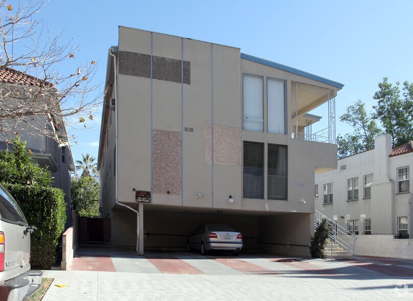 Building Photo - 724 S Sycamore Ave