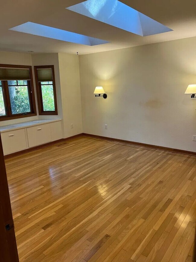 Building Photo - CUSTOM 3BD 2.5BA HARDWOOD FLOORS THROUGHOUT