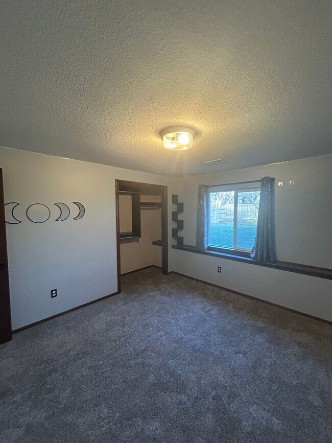 Building Photo - Updated 5 Bedroom , 3 Bath House in Derby Large back Yard