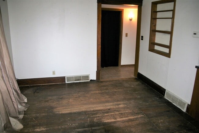 Building Photo - Acreage in Rural Burbank