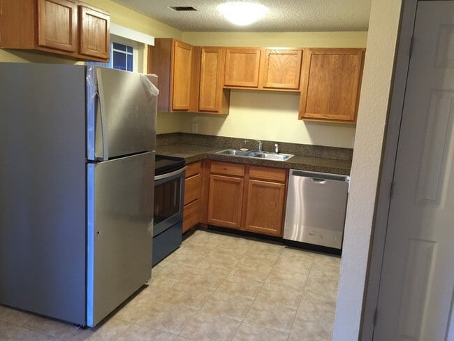 Building Photo - Completely remodeled 3 bedroom unit!! Pets Welcome!