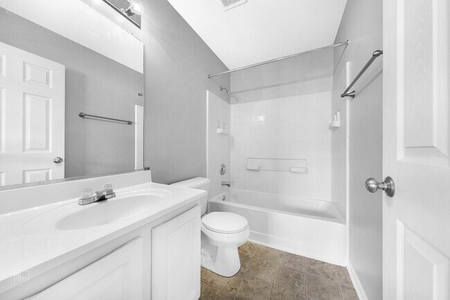 Building Photo - Very Nice and Spacious 2 Bedroom / 2.5 Bat...