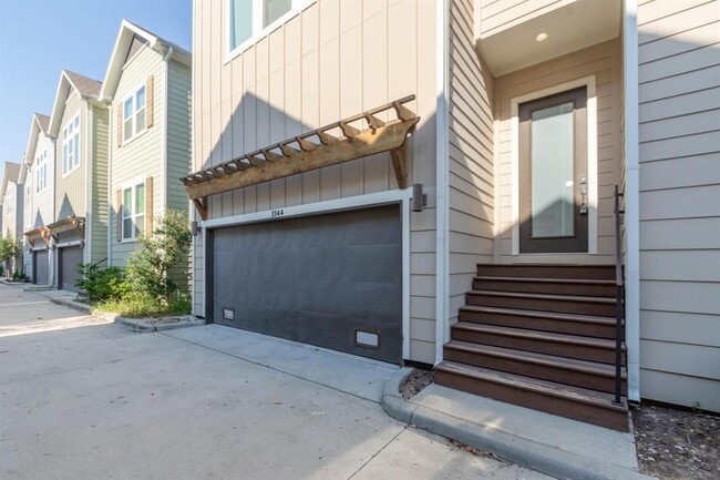 Building Photo - 3344 Pinemont Dr